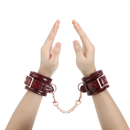 Кожаные наручники Liebe Seele Wine Red Wrist Cuffs, съемная цепочка-крепление