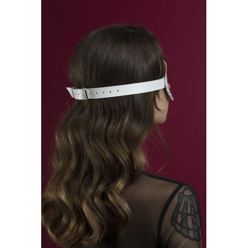 Маска шкіряна закрита із заклепками Feral Feelings - Blindfold Mask Біла