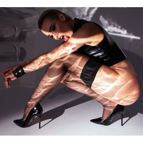 Топ Noir Handmade F324 Glam, L, black, халтер, на молнии, виниловые вставки, воротник-стойка