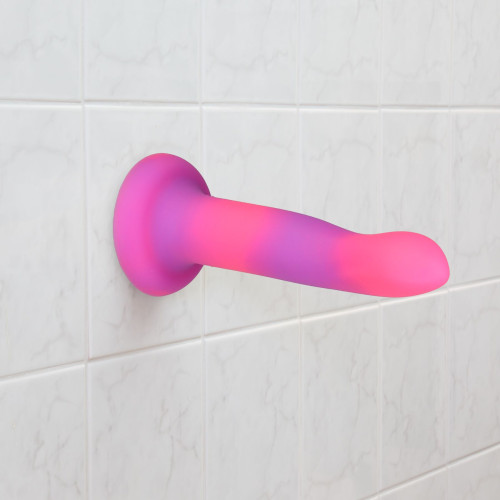 Светящийся в темноте фаллоимитатор ADDICTION Rave 8 Glow in the Dark Dildo Pink Purple, 20,3 см